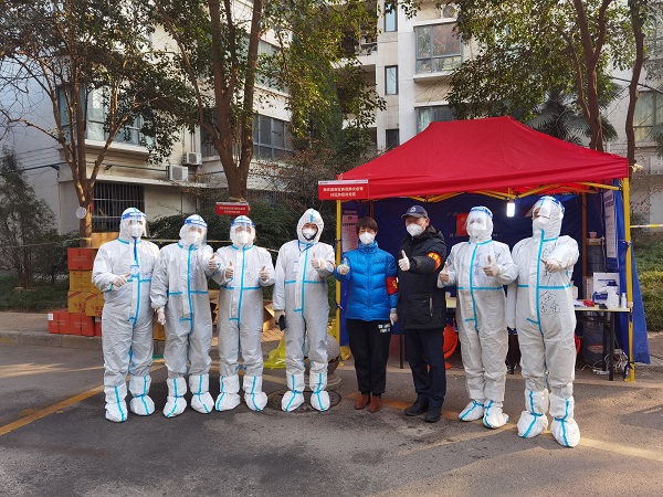 必赢76net线路官网志愿者积极参与防疫工作.jpg
